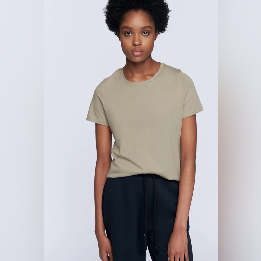 Kotn Women’s Essential Crew Tee in Fog, size Small